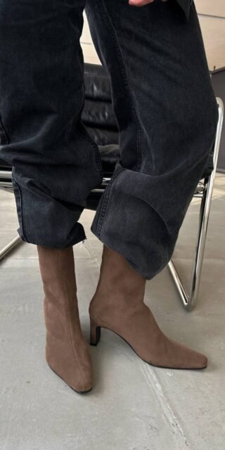 Elegant suede ankle boots