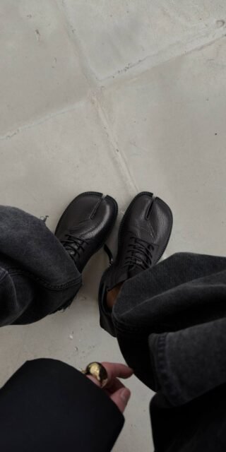 Лаконічні зернисті черевики-табі - Зображення 3