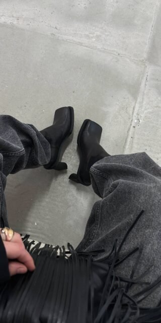 Ankle boots with a wide toe