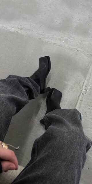 Ankle boots with a wide toe - Image 2