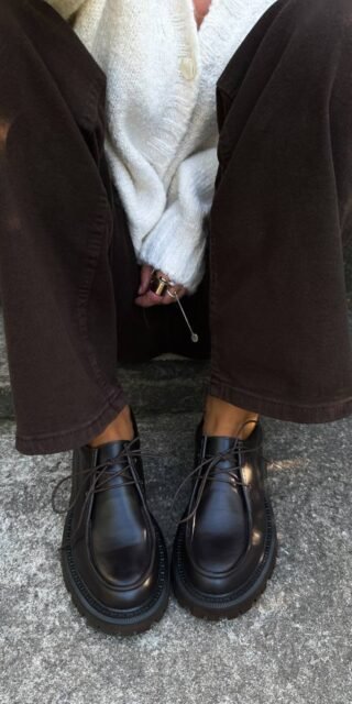 Derby shoes with a cushioned insole - Image 13