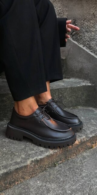 Derby shoes with a cushioned insole - Image 5