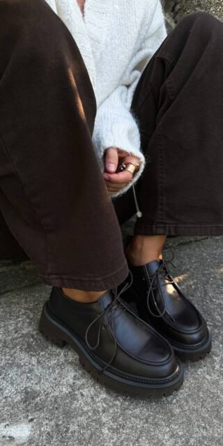 Derby shoes with a cushioned insole - Image 7