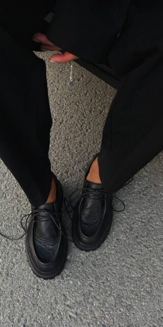 Derby shoes with a cushioned insole - Image 5