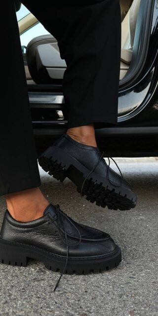 Derby shoes with a cushioned insole - Image 6