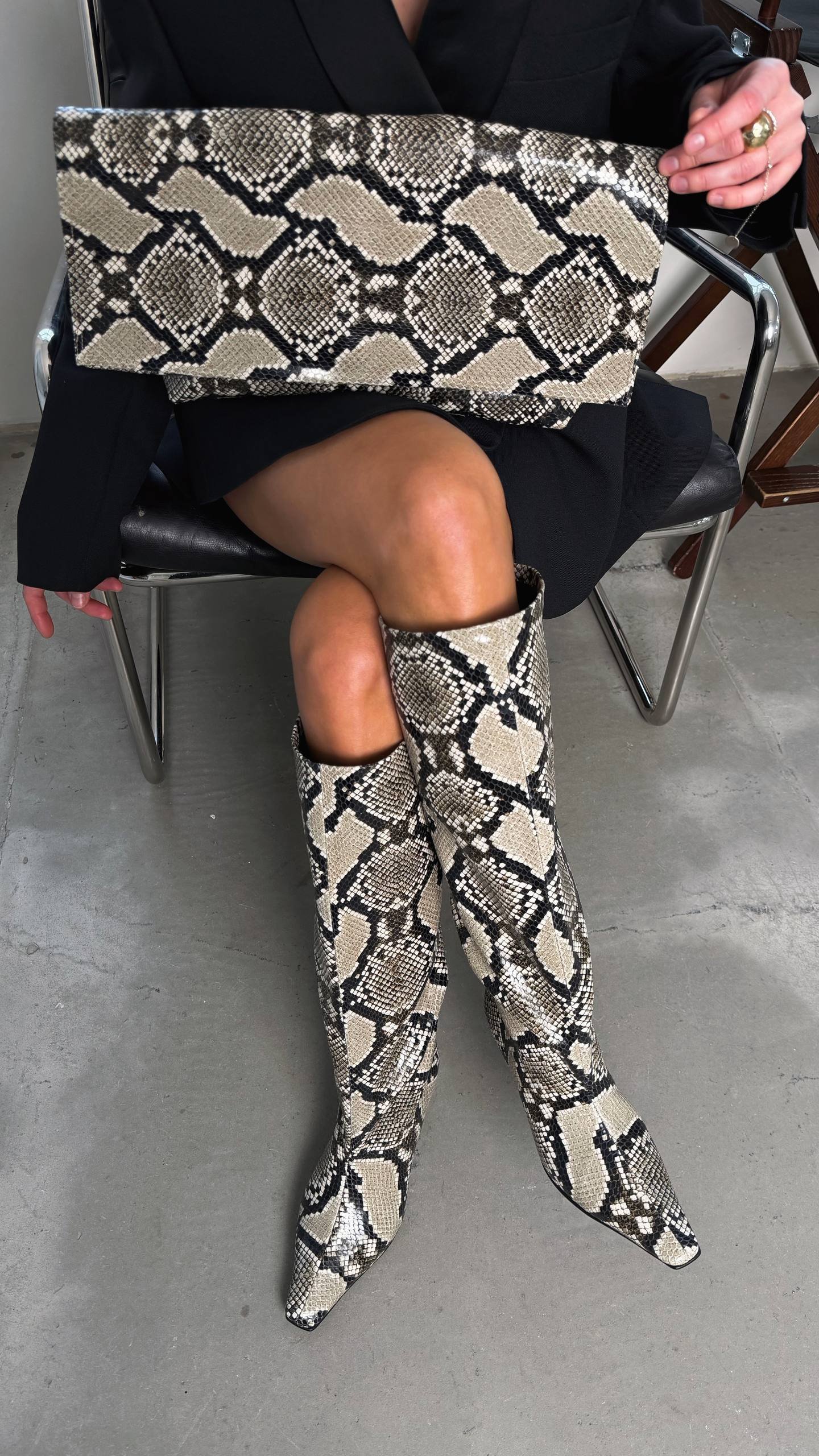An elegant snake print - Image 3