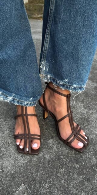 Sandals with minimalist straps - Image 2