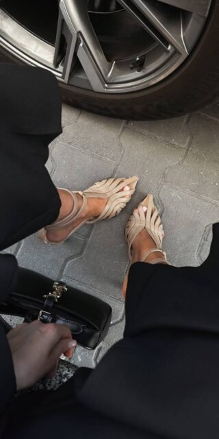 Sandals with a delicate woven pattern on the heels - Image 8