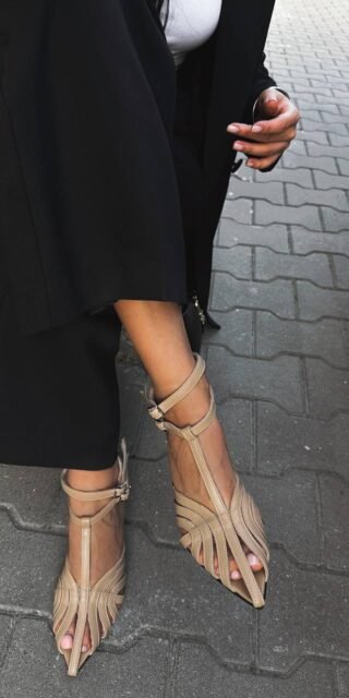 Sandals with a delicate woven pattern on the heels - Image 2