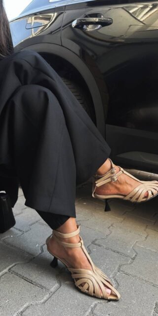 Sandals with a delicate woven pattern on the heels - Image 3