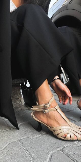 Sandals with a delicate woven pattern on the heels - Image 4