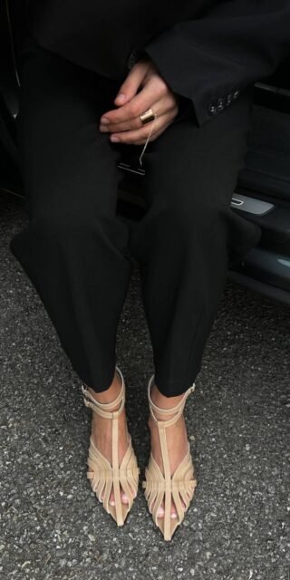 Sandals with a delicate woven pattern on the heels - Image 7