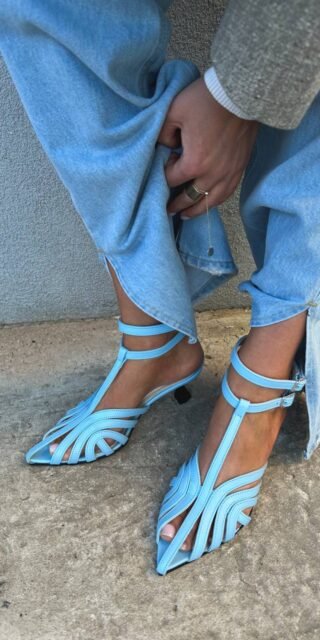 Sandals with a delicate woven pattern on the heels - Image 4
