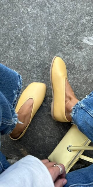 Ballet flats with a delicate neckline