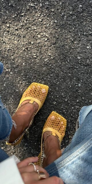 Mesh shoes with an accent chain