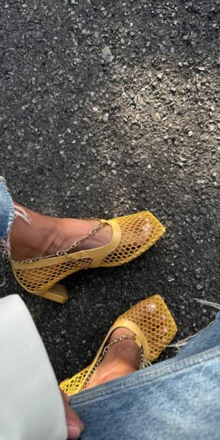 Mesh shoes with an accent chain - Image 2