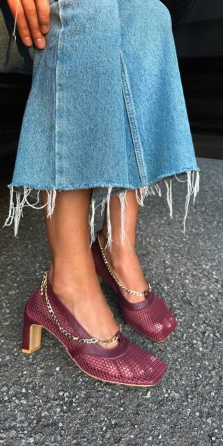 Mesh shoes with a decorative chain