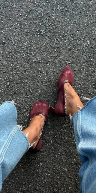 Mesh shoes with a decorative chain - Image 2