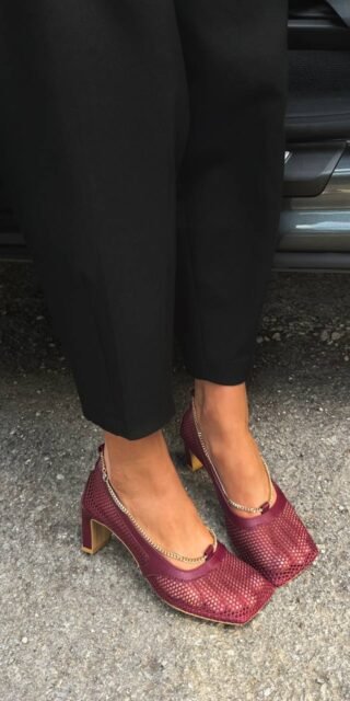 Mesh shoes with a decorative chain - Image 4