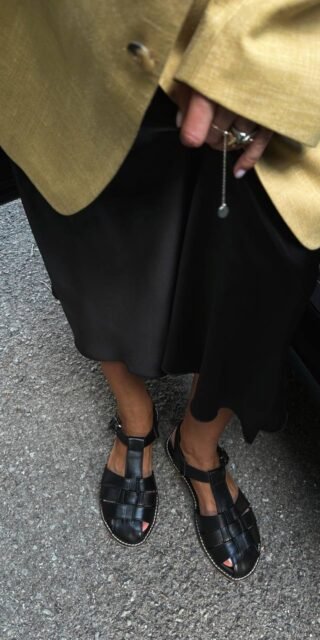 Sandals with a cushioned insole - Image 4