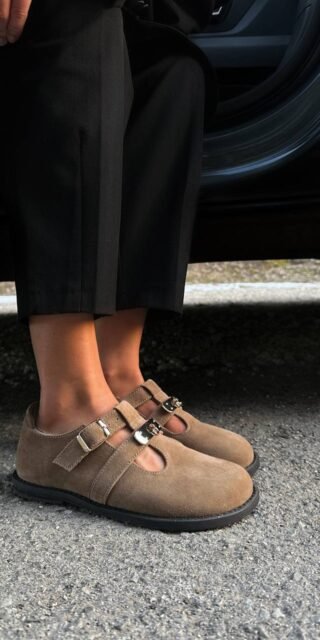Suede ballet flats with a wide toe box - Image 3