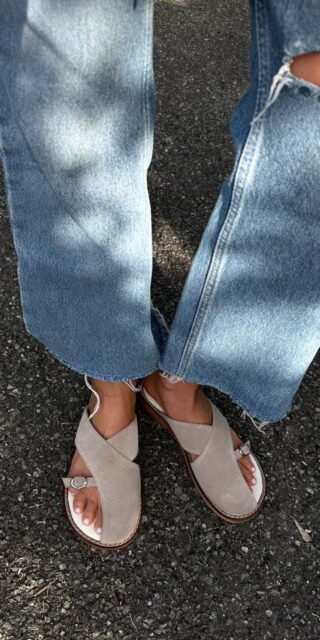 Сандалі з акцентним вирізом - Зображення 2