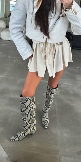 An elegant snake print