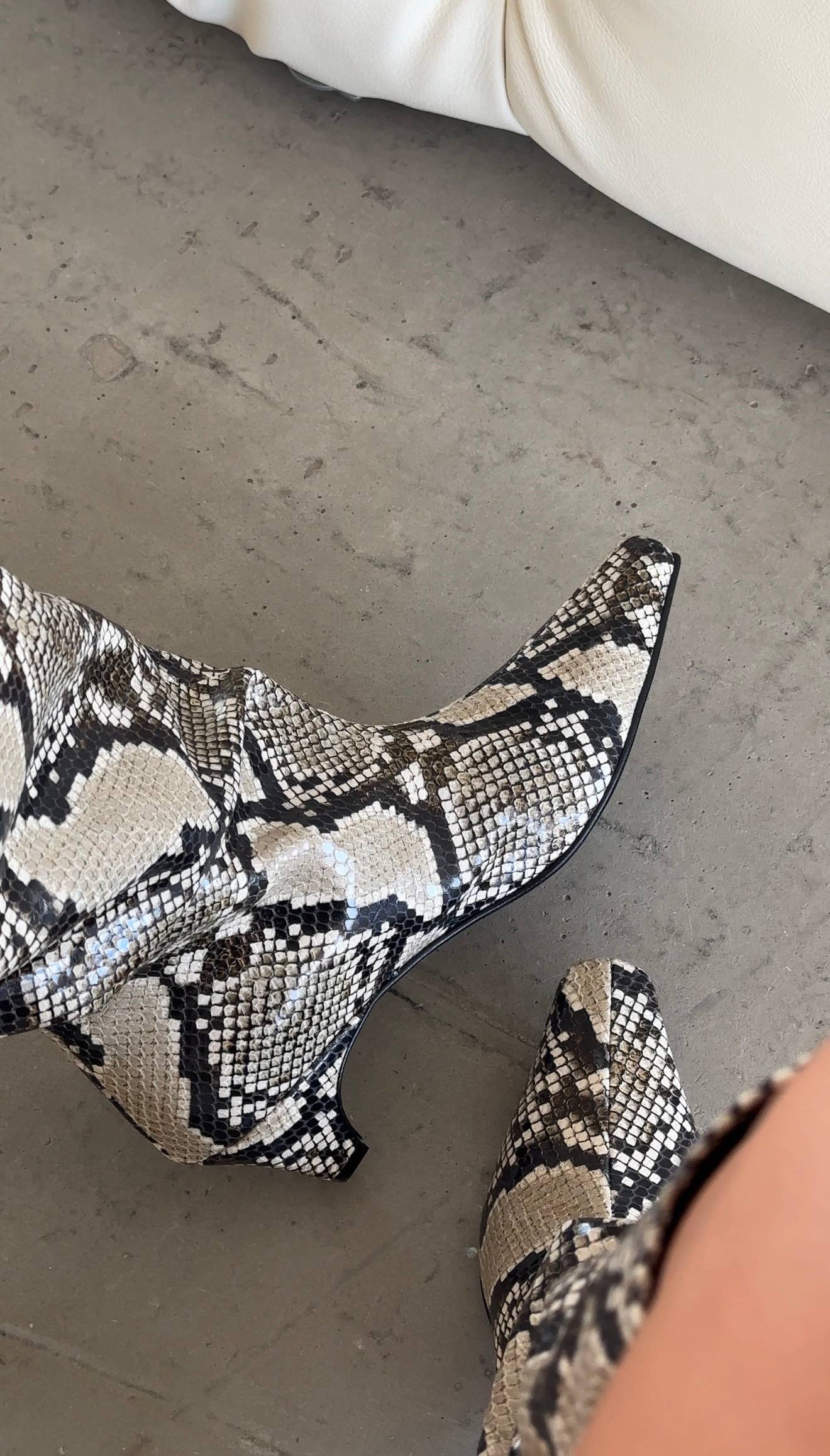 An elegant snake print - Image 2