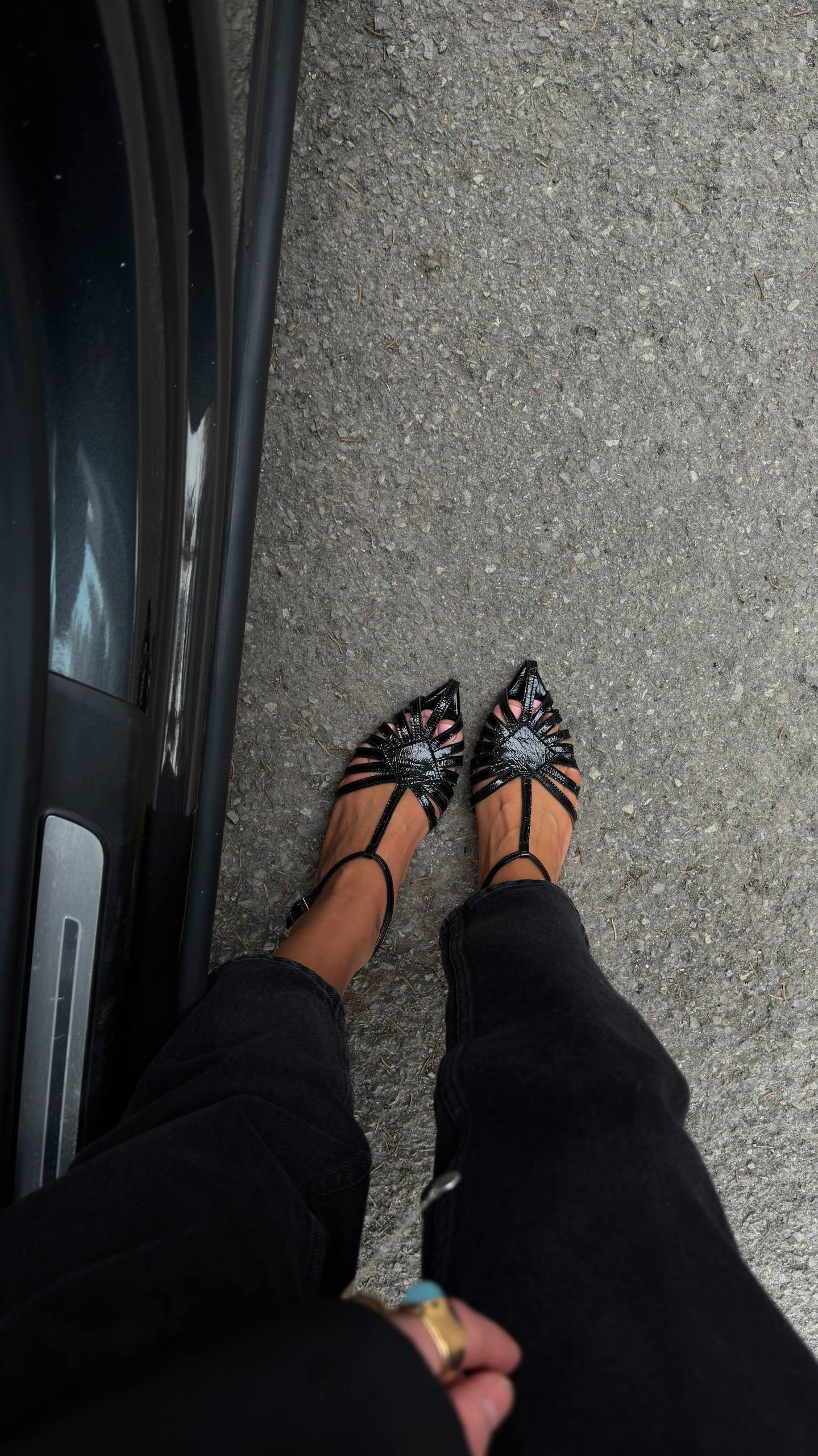 Minimalist low-heel sandals - Image 3