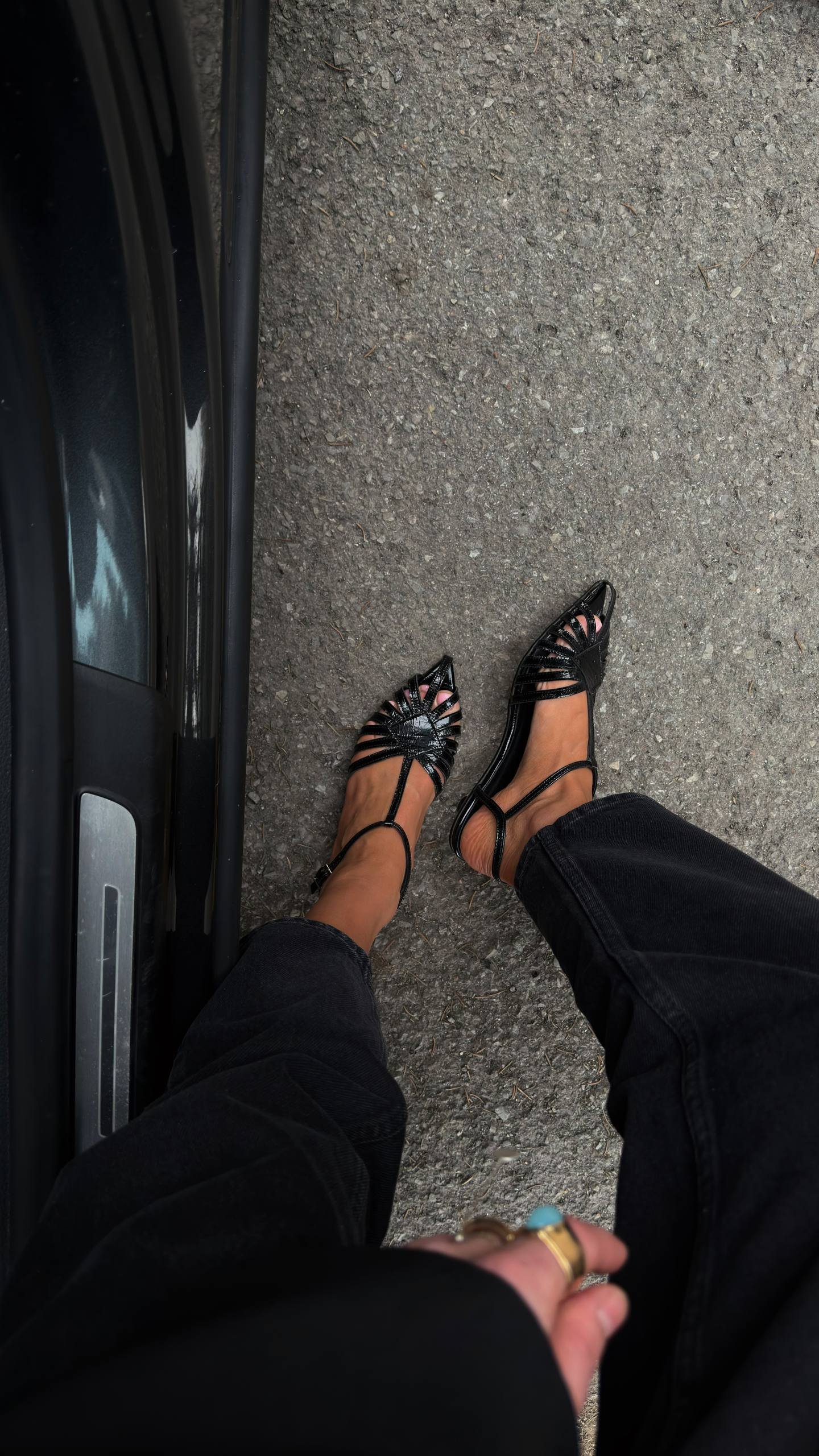 Minimalist low-heel sandals - Image 4
